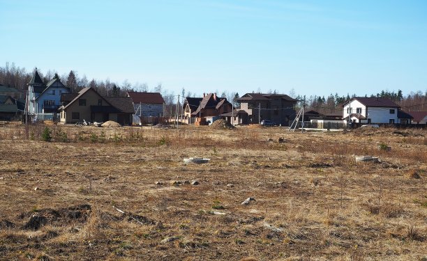 建设一个村舍。图片下载