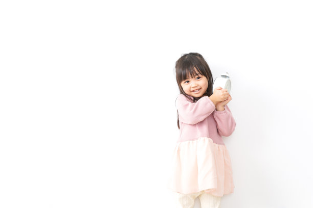 时钟的女孩图片下载