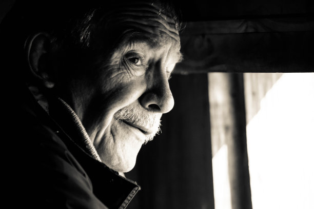 成熟的男人藏在鸟的皮里图片下载