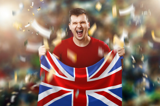 手持英国国旗的球迷。体育场内的足球迷（混合媒体）图片下载