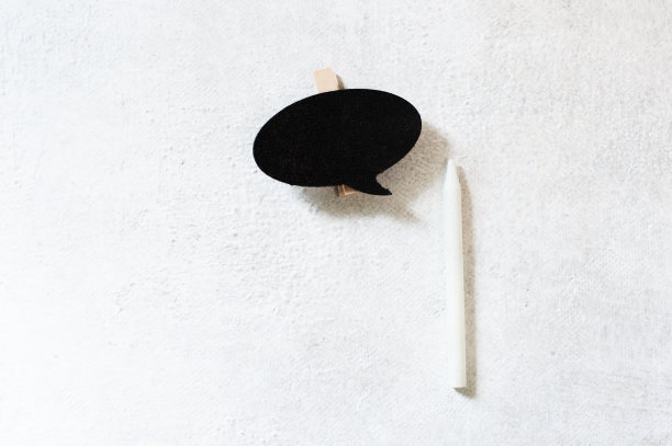 木制的信息标签标志与黑色黑板空白的地方为文字图片下载