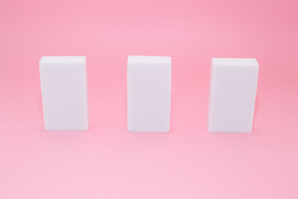 三聚氰胺海绵堆在粉红色的背景上图片下载