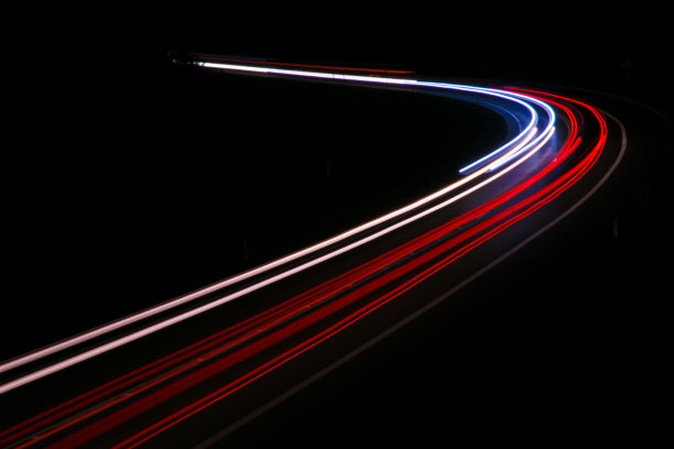 夜晚的车灯图片下载