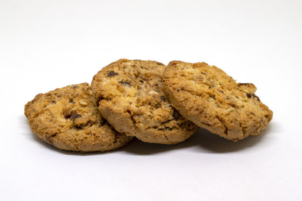 饼干面包店照片特写在白色的背景。面包店工作室的照片。干饼干与葡萄干特写图片下载