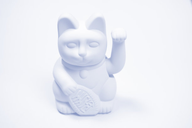 白色背景上的日本幸运猫图片下载