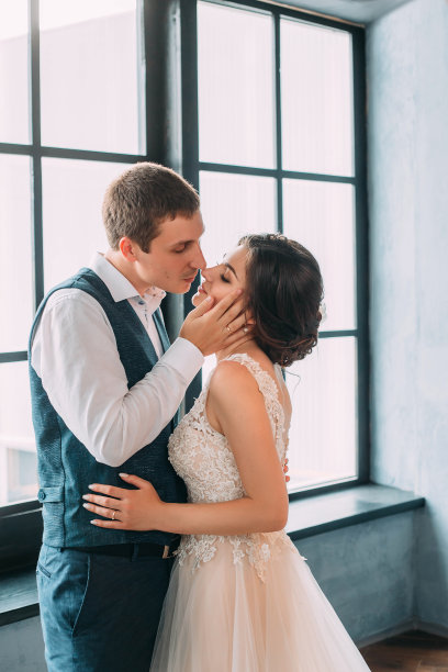 结婚的那一天。一对时尚的年轻夫妇在一个豪华的室内背景下摆姿势。不错的照片图片下载