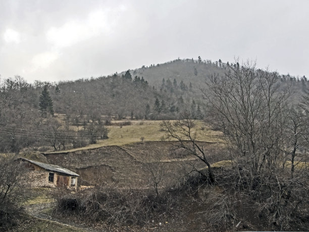 乔治亚州群山中的废弃建筑图片下载