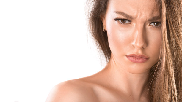 一个愤怒的女人的特写。看起来很疯狂，大喊大叫，做出愤怒的手势。孤立在白色的。面部表情和情绪。图片下载