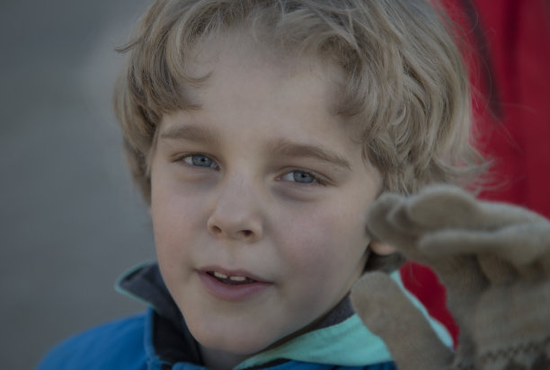 一个孩子在街上的画像。图片下载