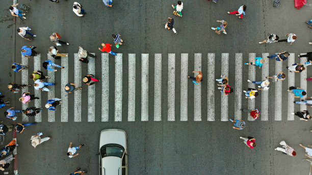 天线。行人过街人行横道，俯视图。图片下载