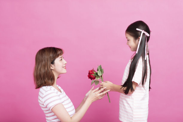 可爱的孩子送给母亲红玫瑰图片下载