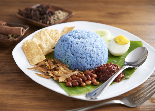 这是一道传统的马来咖哩糊饭，放在香蕉叶上图片下载