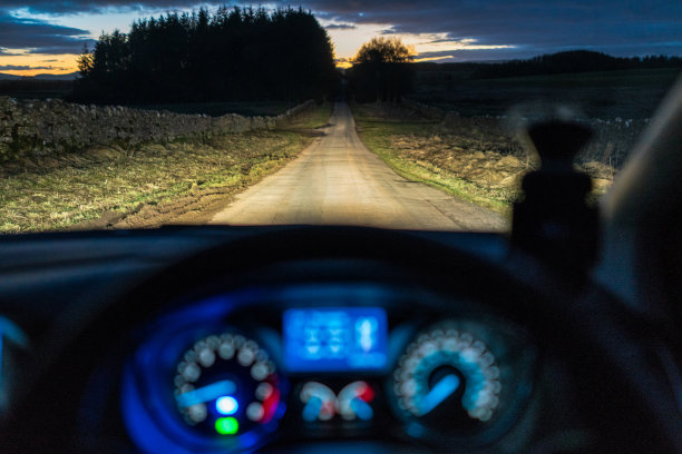 司机在黄昏时看到的一条狭窄的乡村道路图片下载