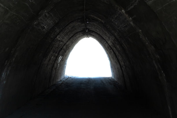 从黑暗粗糙的隧道上看，白色孤立的背景图片下载