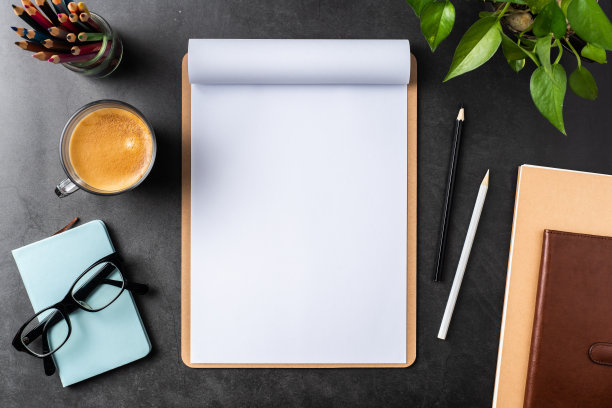 带有黑色背景的剪贴板的白纸图片下载