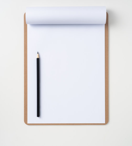 剪贴板上的白纸孤立在背景上图片下载