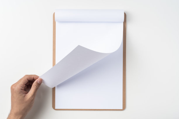 白色翻转纸在剪贴板上孤立在白色图片下载