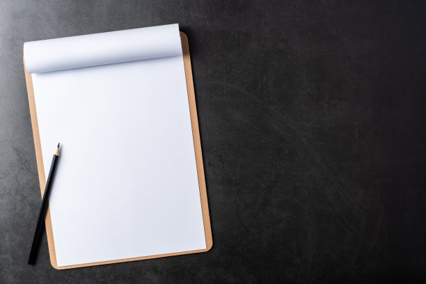 白纸与剪贴板在黑色的石头背景图片下载