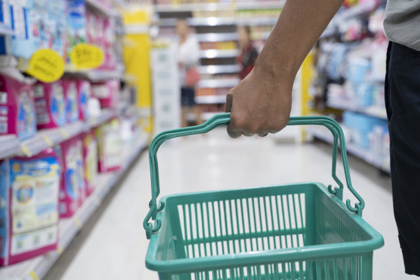 亚洲男人在超市儿童区购物。——图片图片下载