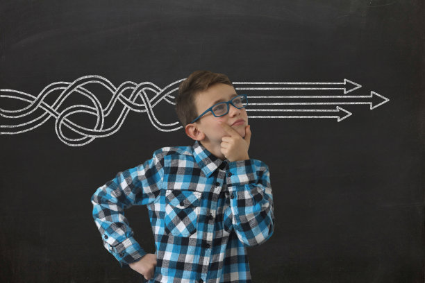 小男孩小男孩在黑板上思考决策选择点子创业战略图片下载