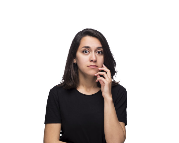 年轻漂亮的女孩在白色背景前做不同的面部表情图片下载