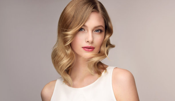 肖像的年轻温柔微笑的妇女与头发颜色的稻草。美容、美发和化妆。图片下载