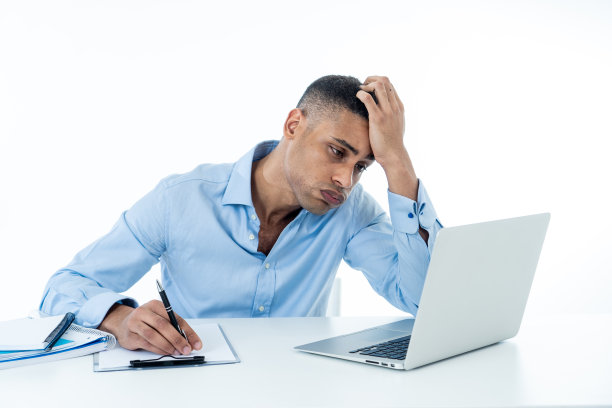 不堪重负，绝望，有吸引力的商人，工作太多，感到沮丧和紧张。加班加班截止日期和工作中的挫折压力。隔离在白色背景上。图片下载