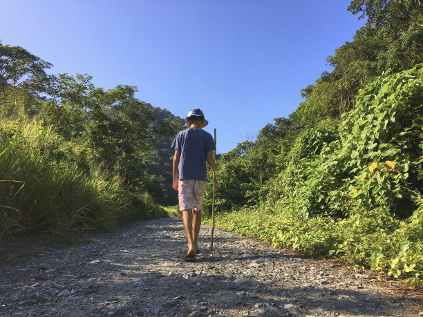 男孩独自徒步旅行图片下载