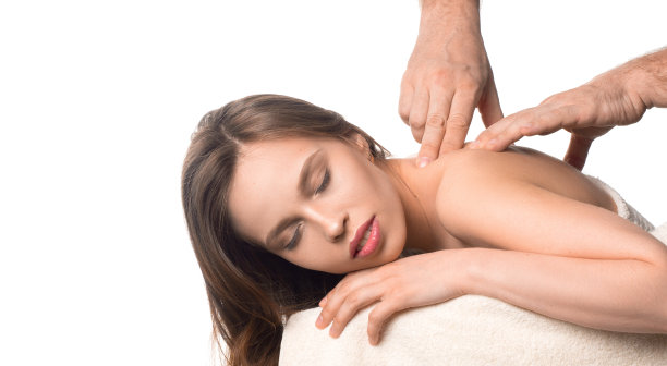 水疗美容皮肤治疗女人白毛巾。男人用手按摩女人的脖子。图片下载