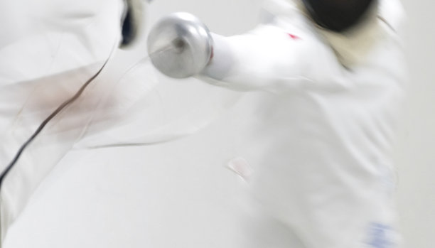 两位职业击剑选手在花剑比赛中展示了高超的剑术。图片下载