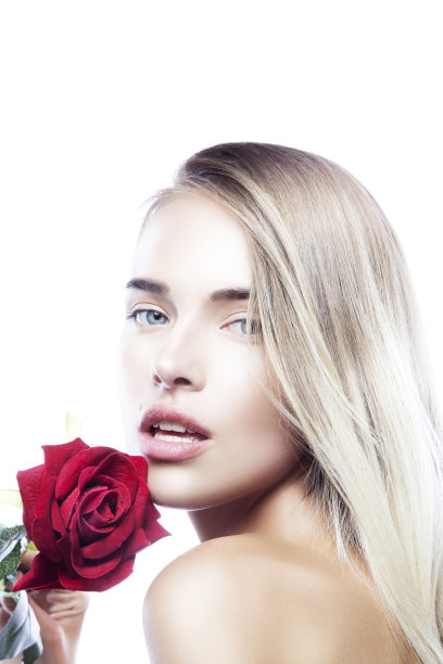 年轻的模特女孩美画室肖像与玫瑰花在手图片下载