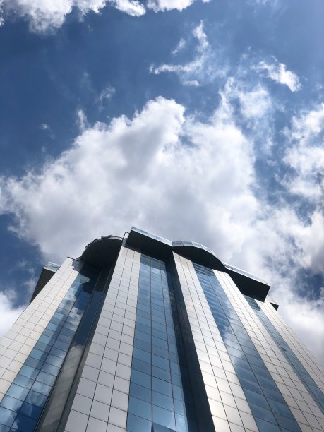 摩天大楼多云的天空图片下载