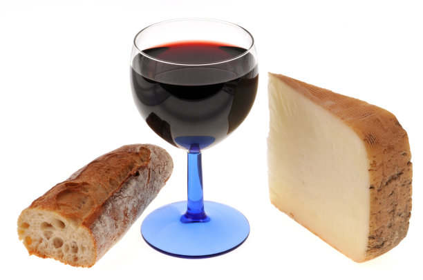 羊奶酪，一杯酒和一片面包图片下载
