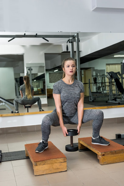 用哑铃做运动的女人图片下载