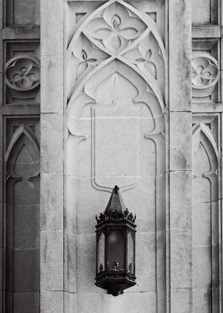 教堂墙上的黑灯图片下载