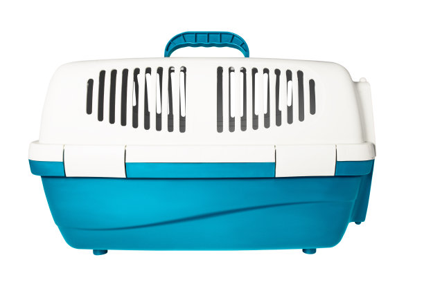 塑料笼子运载狗和猫孤立的白色。旅行交通，兽医诊所和宠物护理理念图片下载