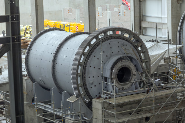 矿山工厂的大凹陷和球磨机的视图。球磨机是一种用于磨碎和混合材料的研磨机，用于选矿过程中使用。图片下载