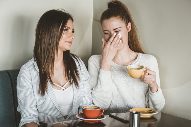 年轻女性朋友的咖啡休息时间图片下载
