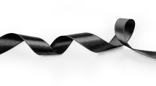 白色背景上的黑色丝带的特写图片下载