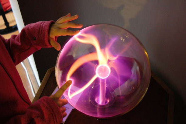 孩子的手在等离子球上。图片下载