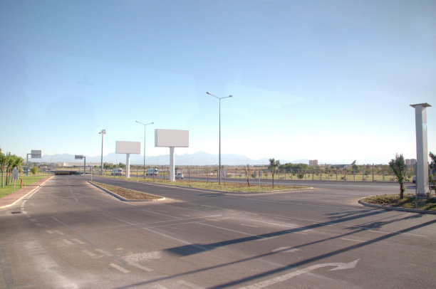 日出时的柏油路。山脉。图片下载