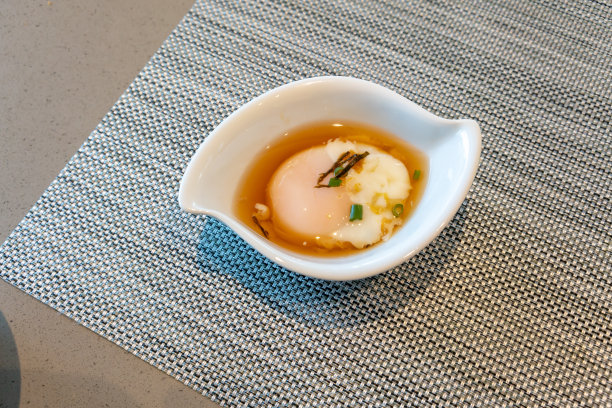 日式碗里的温泉蛋，银织桌垫。图片下载