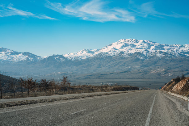 通向雪山的柏油路图片下载