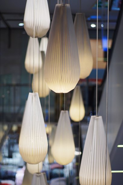 天花板上挂着一盏水果形的灯图片下载