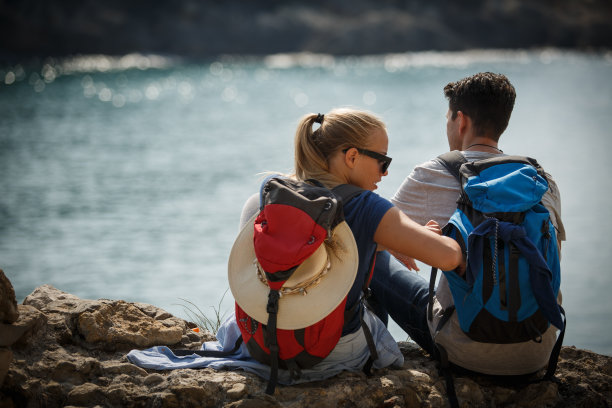 在海边休息的徒步旅行者图片下载