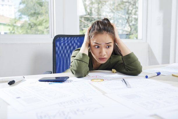 困惑的女设计师看着草图图片下载