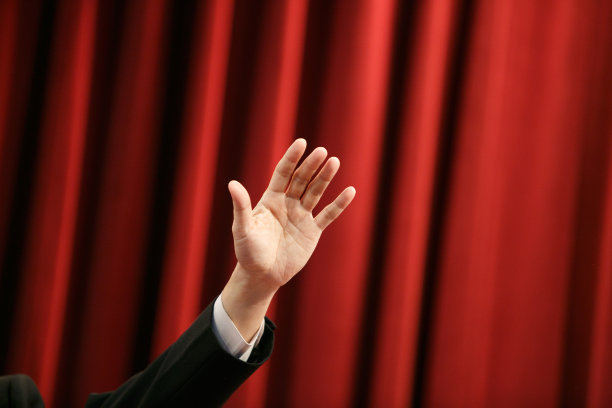 教堂婚礼上的祝福手图片下载