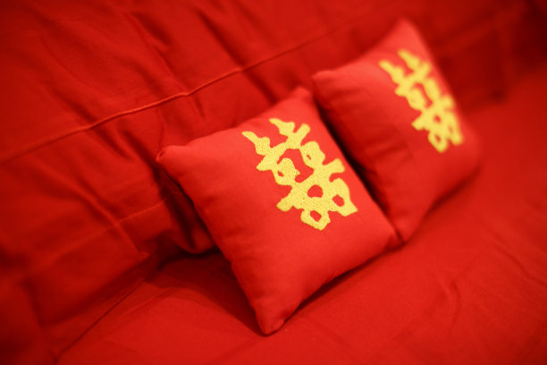 红色枕头上有“双喜”字图片下载