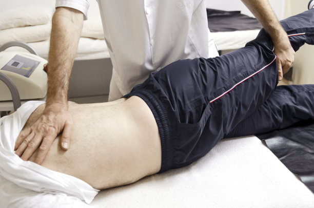医生治疗师帮助调整病人的腿骨和肌肉。图片下载