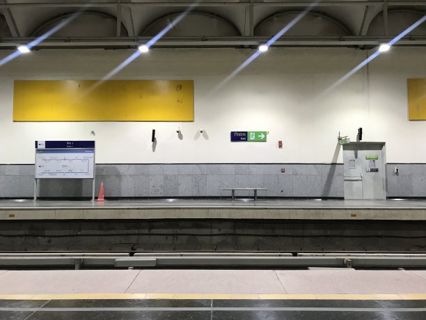 空的快速地铁站图片下载